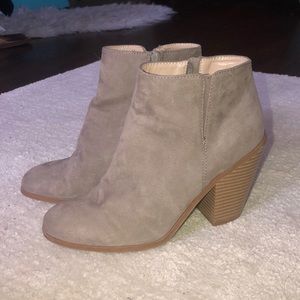 Banana Republic Taupe / Gray / Tan Booties